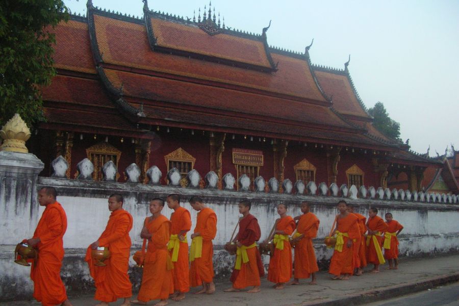 Przemarsz mnichów w Luang Prabang (fot.Darek Dąbrowski)