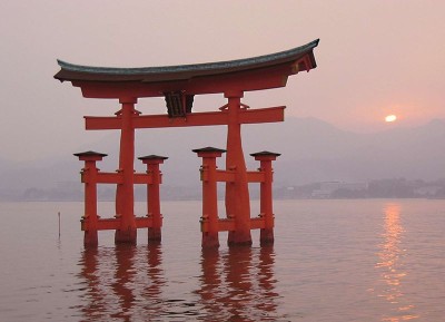 Brama Tori na wyspie Miyajima  (fot. Maciej Glabuś)