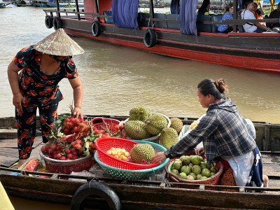 Targ na wodzie w Delcie Mekongu (fot. Renata Bartoszek i Grzegorz Brodecki)