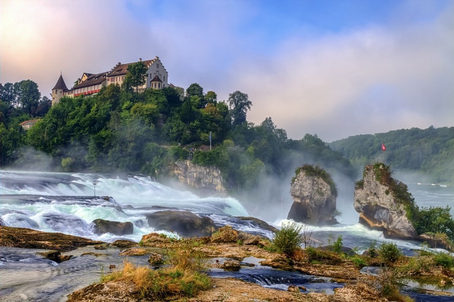 Wodospad Rheinfall na tle zamku Laufen