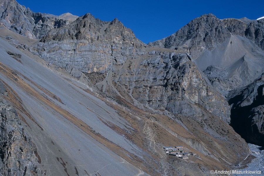 Widok na schronisko Thorung Phedi