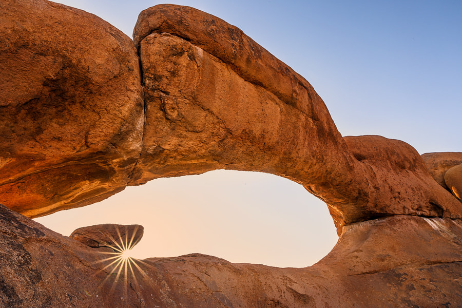 Łuk skalny w Spitzkoppe (Dominik Angstwurm /CC-SA)