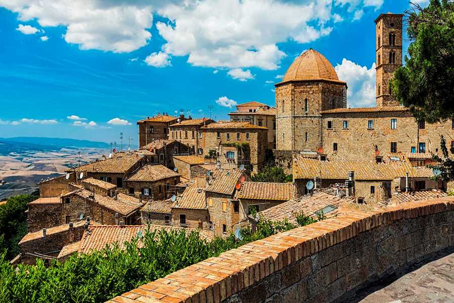 Widok na zabytkową zabudowę Volterra