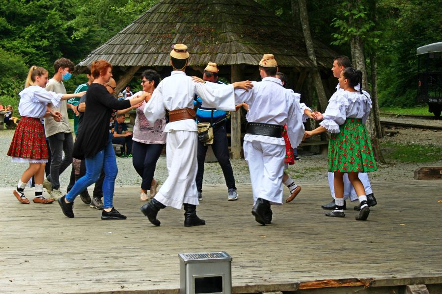 Przerwa w podróży kolejką na piknik i wspólne zabawy (fot. Maria Czub-Wypych