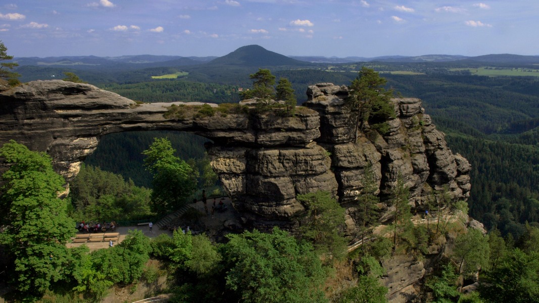 Prawczycka Brama – największy naturalny most piaskowcowy w Europie (fot. Paweł Klimek)