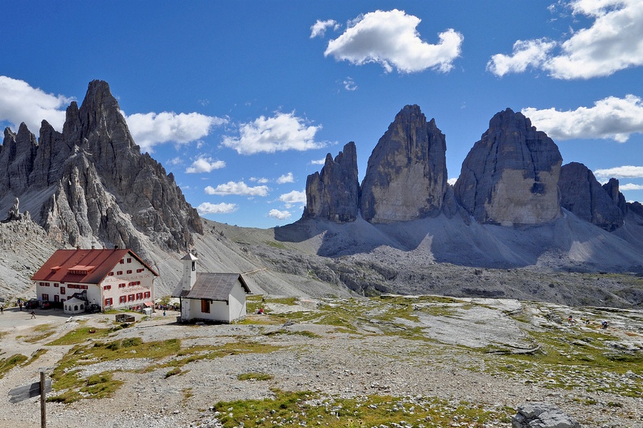 Schronisko Dreizinnenhutte – z tyłu Drei Zinnen/Tre Cime (fot. Marek Danielak)