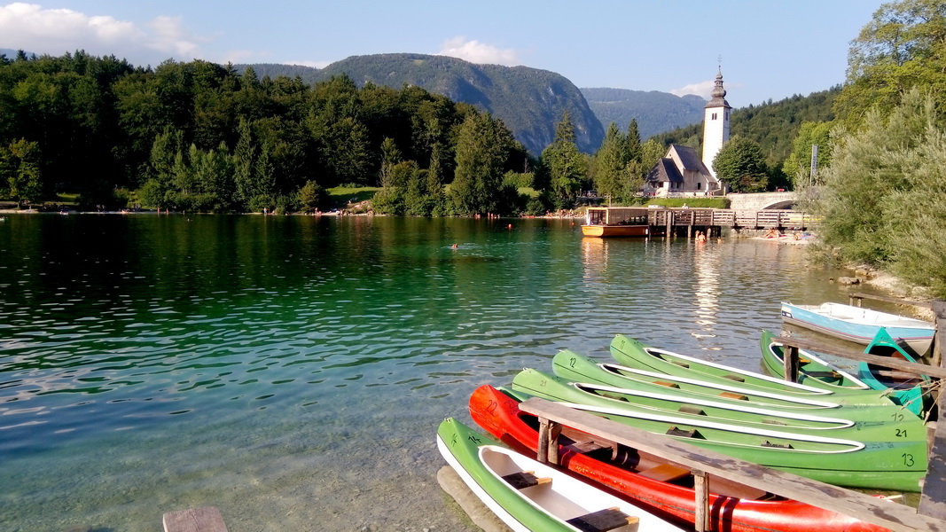 Nad Jeziorem Bohinjskim – średniowieczny kościół w osadzie Ribčev Laz (fot. Paweł Klimek)