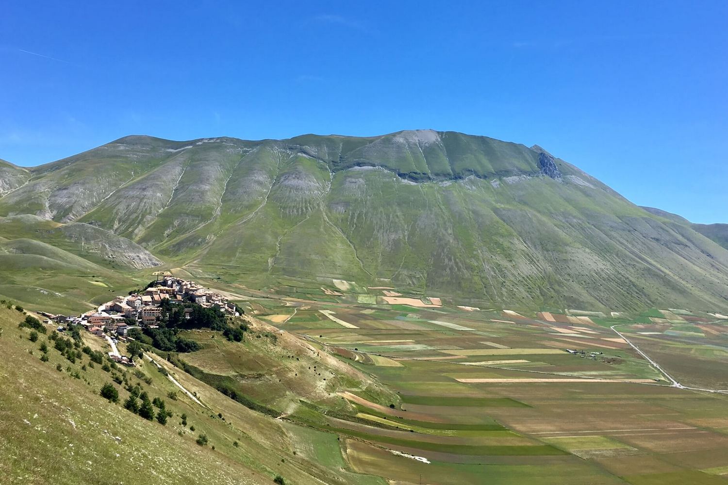 Miejscowość Castelluccio z Monte Vettore w tle