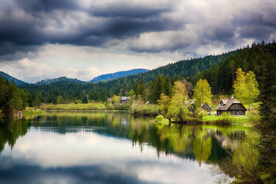 Hubertussee w otoczeniu lasów