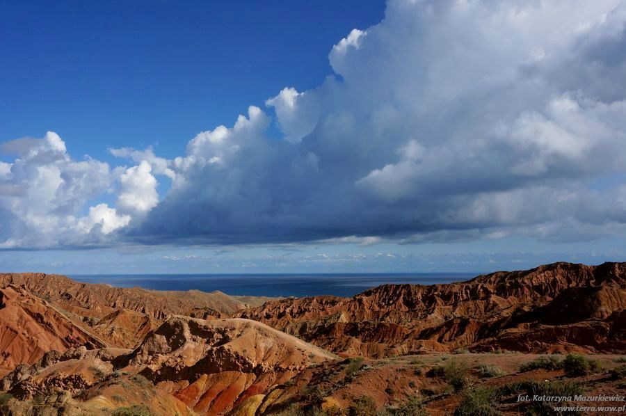 Kanion Skazka z widokiem na jezioro Issyk Kul