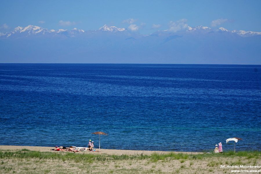 Jezioro Issyk Kul z górami w tle