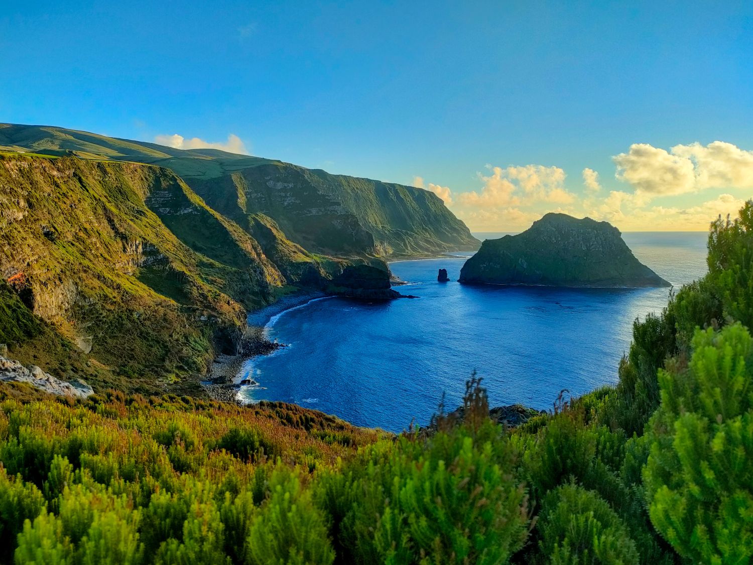 Flores, punkt widokowy Miradouro da Baía de Além, widok na Ilheu Maria Vaz (fot. Milena Dąbrowska)