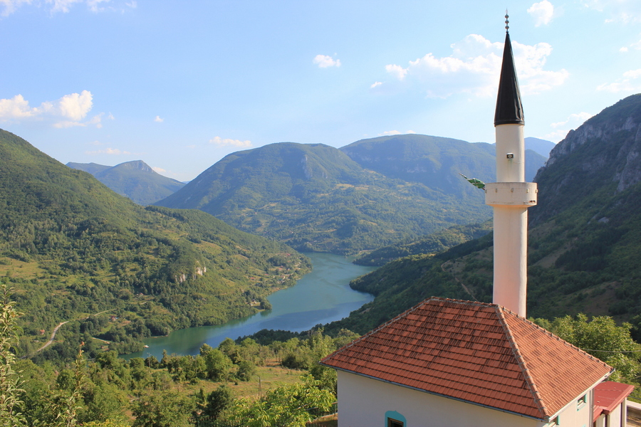 Meczet ponad kanionem rzeki Lim