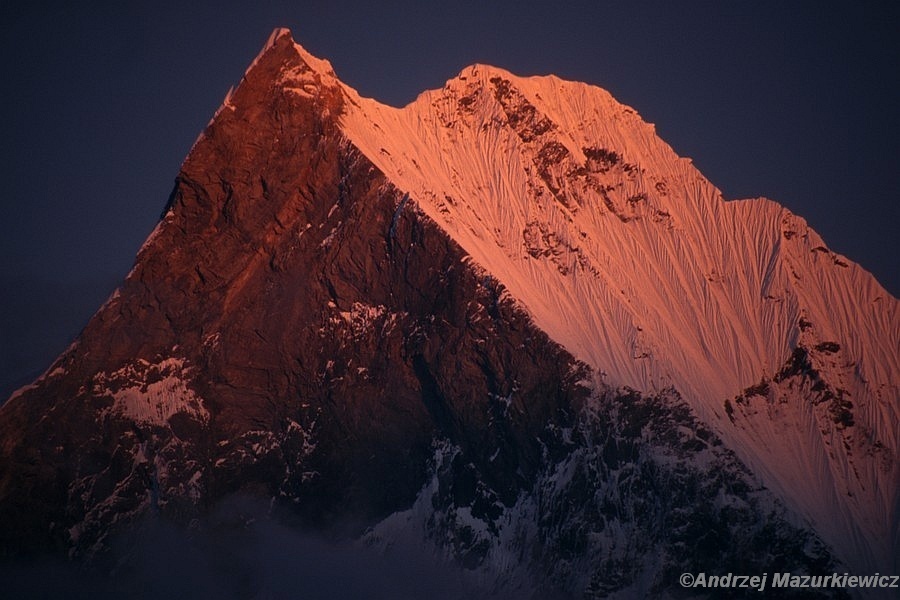 Machhapuchhare w promieniach zachodzącego słońca