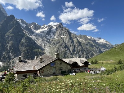 Schroniska Walter-Bonatti z widokiem na masyw Mont Blanc (fot. Paweł Klimek)