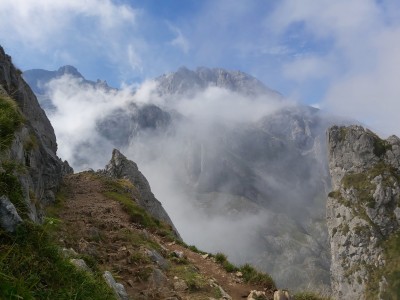 W drodze do schroniska Urriellu (fot. Joanna Rogoż)