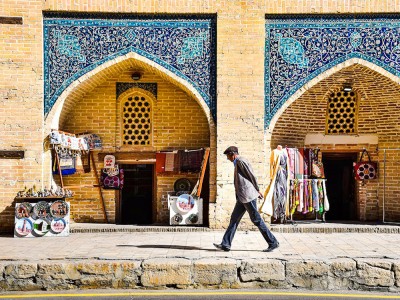 Mężczyzna na tle zabytkowej architektury w Uzbekistanie
