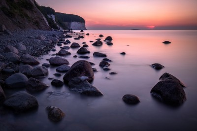 Wschód słońca nad klifami (fot. S. Adamczak, okfoto.pl)