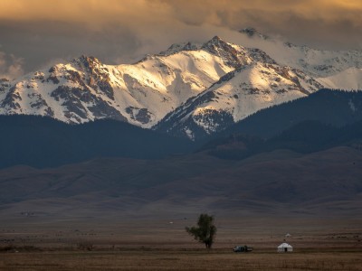 Jurta u stóp Tienszanu (fot. Sławomir Adamczak, okfoto.pl)