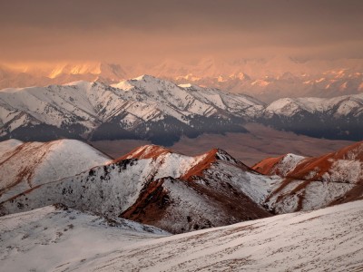 Wysokogórski krajobraz Tienszanu (fot. Sławomir Adamczak, okfoto.pl) Wysokogórski krajobraz Tienszanu (fot. Sławomir Adamczak, okfoto.pl)
