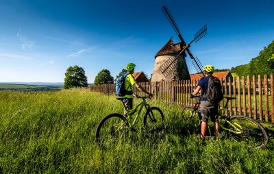 Para na wycieczce rowerowej w Czechach przy młynie na Winnym Szlaku Moraw - visitczechia.com