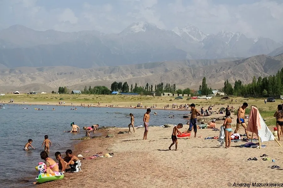 Plaża nad jeziorem Issyk Kul w Tosorze