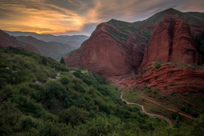 Zachód słońca nad górami (fot. S. Adamczak, okfoto.pl) Zachód słońca nad górami (fot. S. Adamczak, okfoto.pl)
