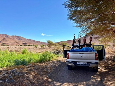 Jeden z samochodów wspierających