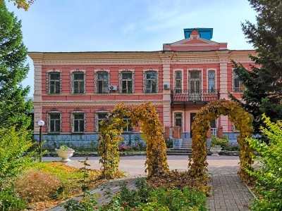 Zabytkowy budynek Muzeum Historyczno-Krajoznawcze w Oskmen w miasteczku etnograficznym w Oskemen (Ust-Kamienogorsk)