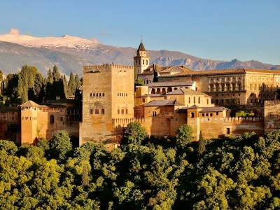 Alhambra w Granadzie na tle Sierra Nevada