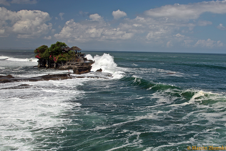 Tanah Lot - hinduistyczna świątynia położona na niedostępnej skale, Bali