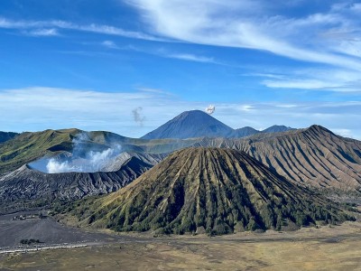 Widok na wulkan Bromo i wulkan Semeru, fot. W. Parszyk