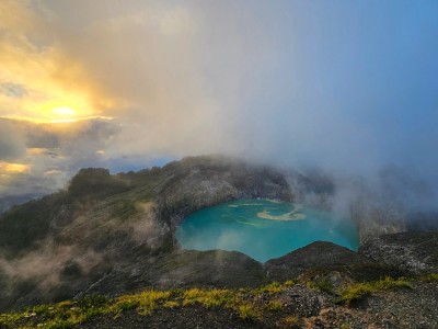 Wschód słońca na Kelimutu (Flores), fot. A. Liana