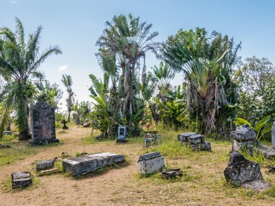 Cmentarz Piratów położony na wzgórzu wyspy Île Sainte-Marie (Nosy Boraha)